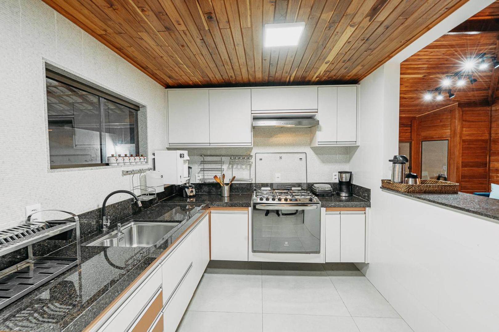Casadecastelhanos, Quadra Do Mar De Castelhanos, 4 Suites Com Ar, Churrasqueira, Piscina, Hidromassagem, Cozinha Integrada Gourmet Ideal Para Familia E Amigos 安谢塔 外观 照片